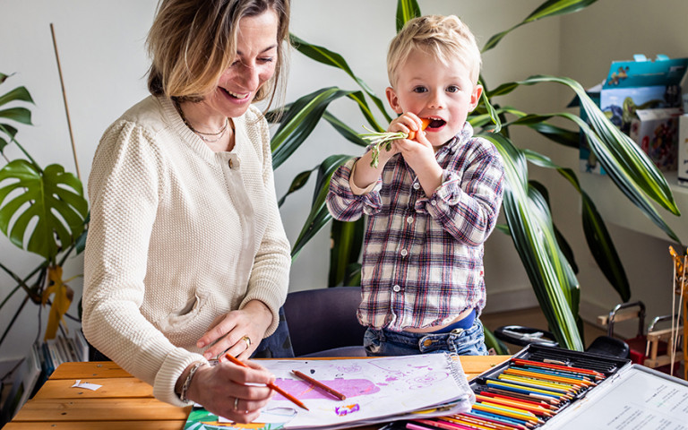 Mama en kind aan kleurtafel