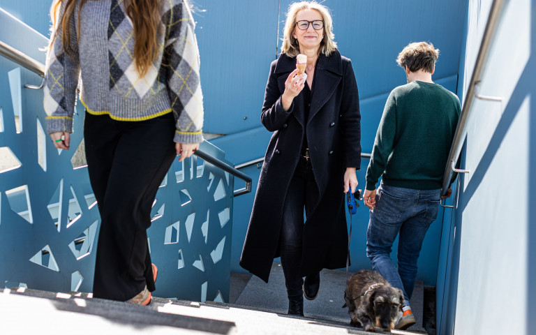 Christel mange une glace en montant les escaliers 