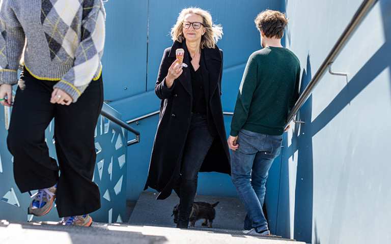 Vrouw wandelt trap op met ijsje