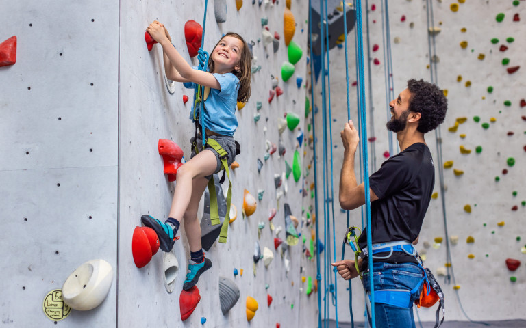 Mike FR fait de l'escalade avec une jeune fille