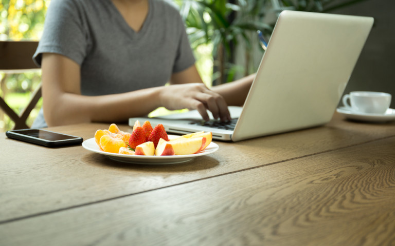 Student dat fruiten eet tijdens het studeren