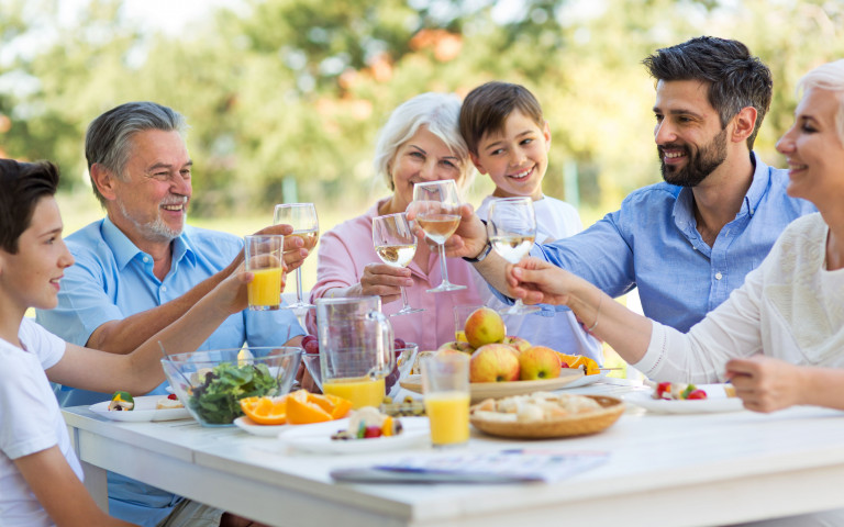 Une famille mange dans le jardin