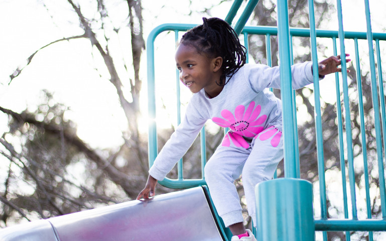 Fille sur un toboggan