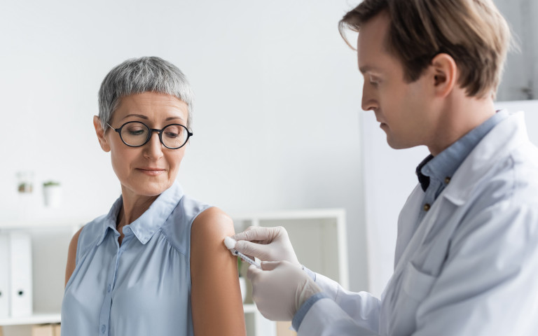 madame qui se fait vacciner