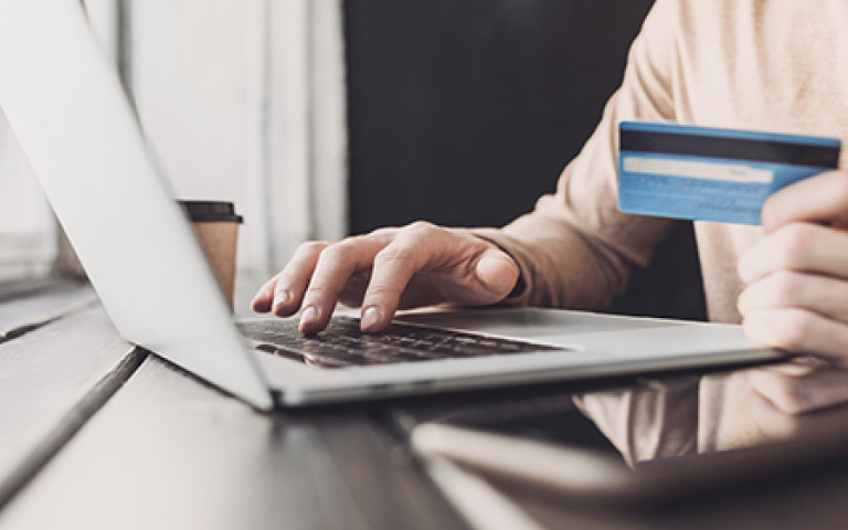 quelqu'un qui effectue un paiement en ligne