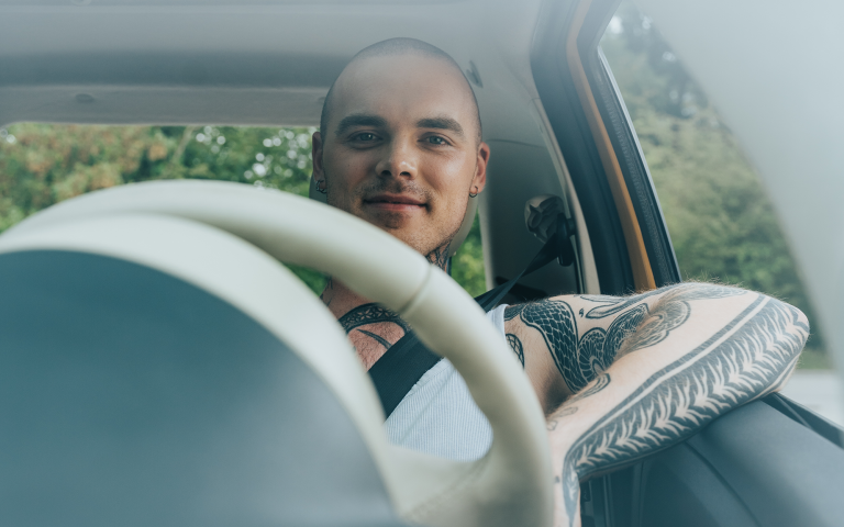 Vrijwilliger Hop-in in e auto