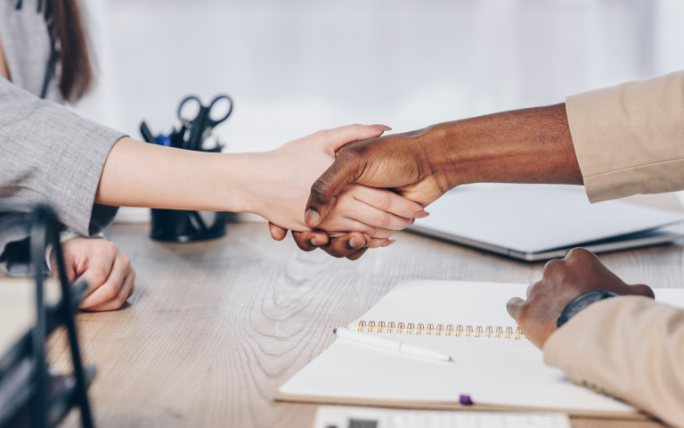 Deux personnes se serrent la main