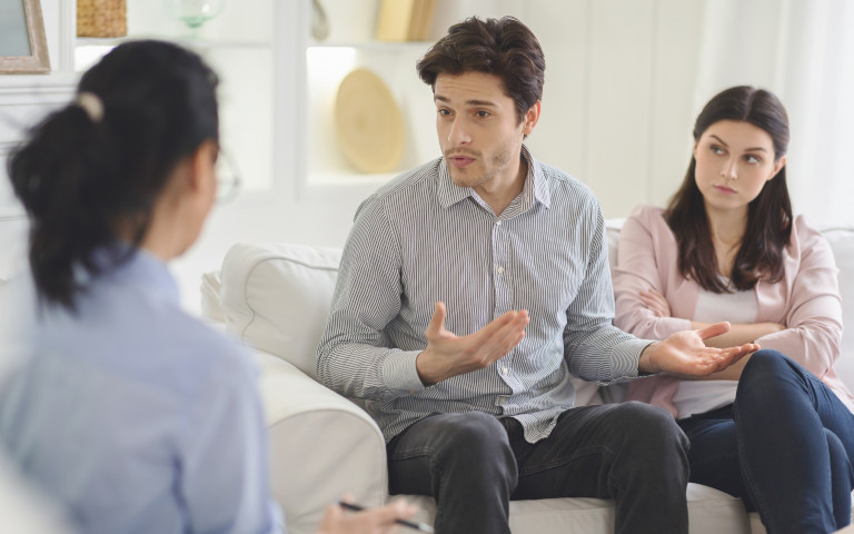 Man en vrouw op consultatie bij klinisch seksuoloog
