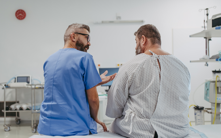 Man met overgewicht zit bij de dokter voor een onderzoek in het ziekenhuis