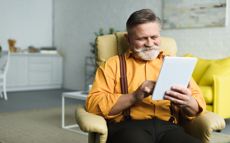 Man leest online magazine op tablet