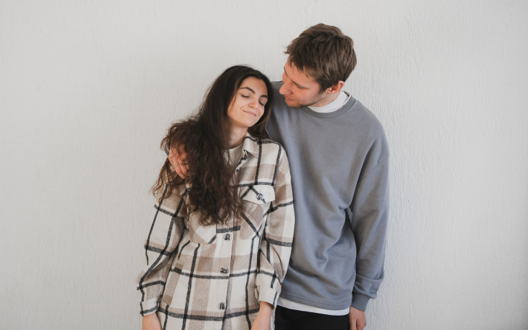 Koppel troost elkaar knuffelend