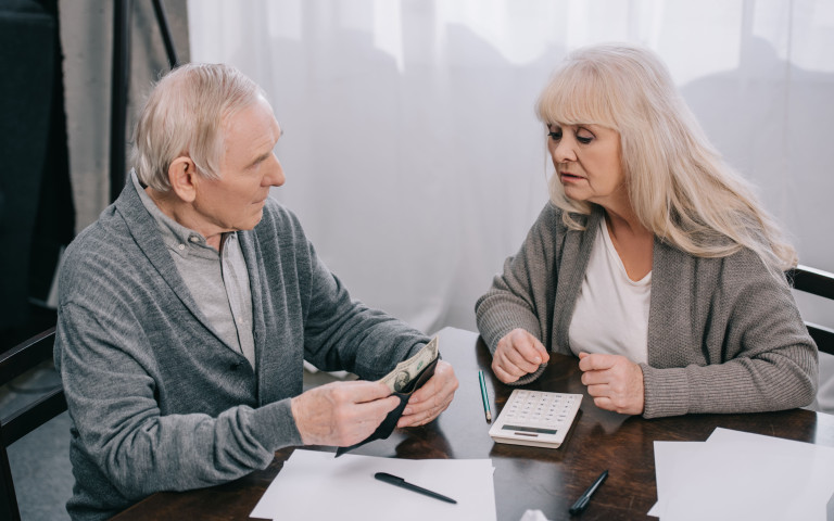 vieux couple à table
