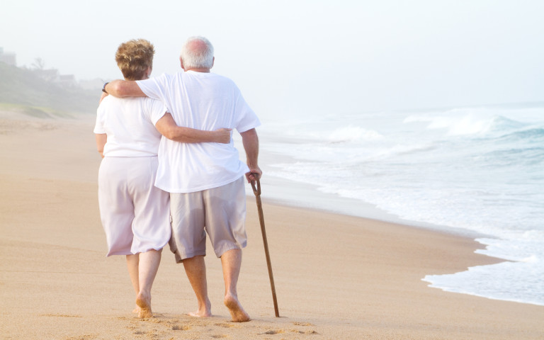 vieux couple qui marche sur la plage