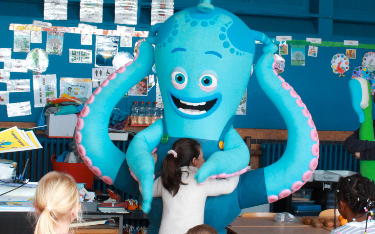 Lemmie knuffelt met kindje 