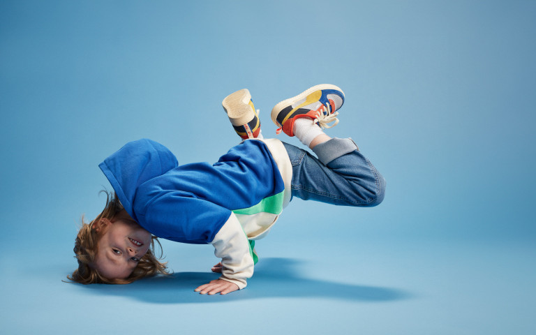 Jongen doet breakdance