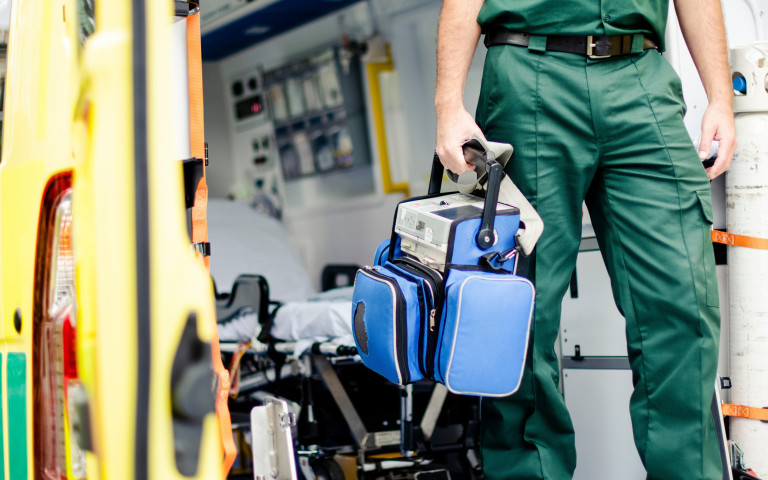 Zorgverlener in ambulance
