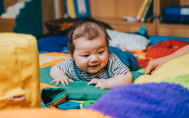 Baby tummy-time in kindercrèche