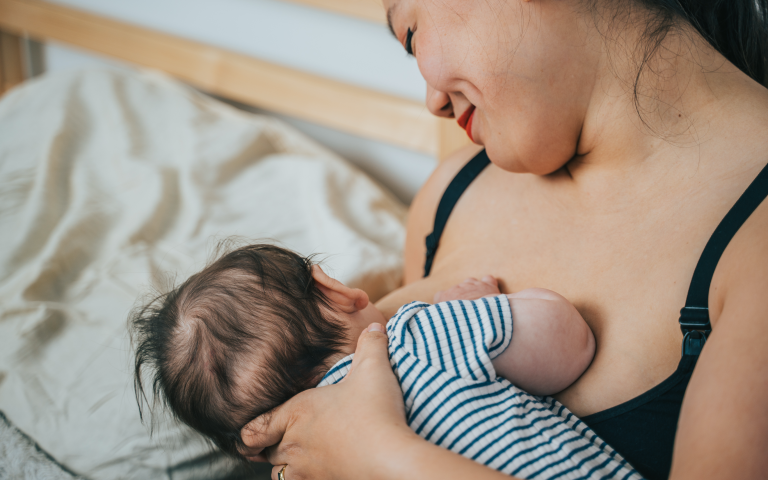 Mama geeft borstvoeding aan baby