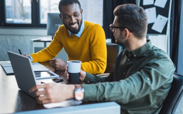 Twee mannen ontmoeten elkaar op het werk
