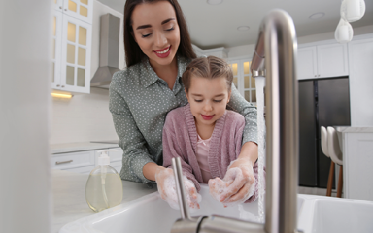Mère et fille se lavent les mains