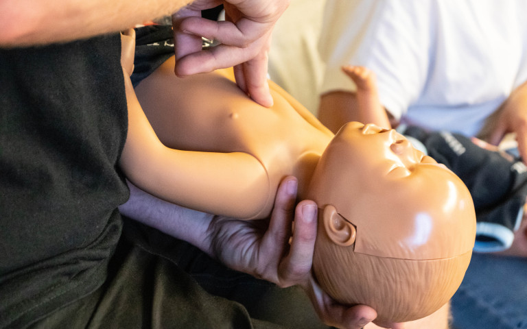 Levensreddend handelen bij EHBO babypop