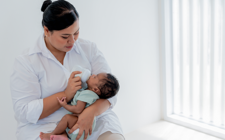 Mama geeft flesvoeding aan baby