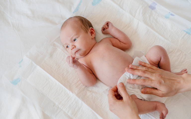 Luier van baby wordt verschoond