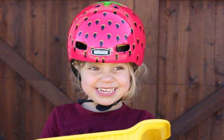 Kind draag een fietshelm met aardbeimotief