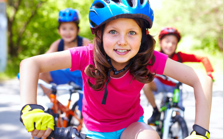 Zesjarige met fietshelm