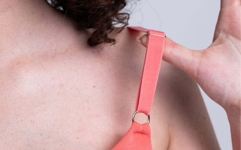 Detailfoto verstelbare band van de Feelou zwangerschapsbh