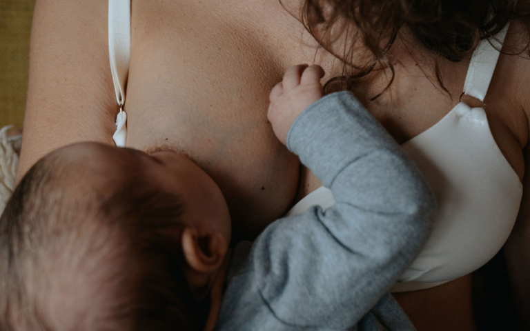 Moeder laat baby aan de borst drinken en draagt de Vanilla Swirl Feelou zwangerschaps- en voedingsbh