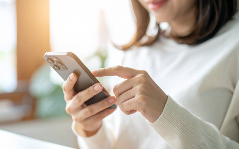 Femme sur son smartphone