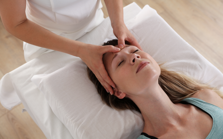 Osteopaat helpt vrouw met hoofdpijn