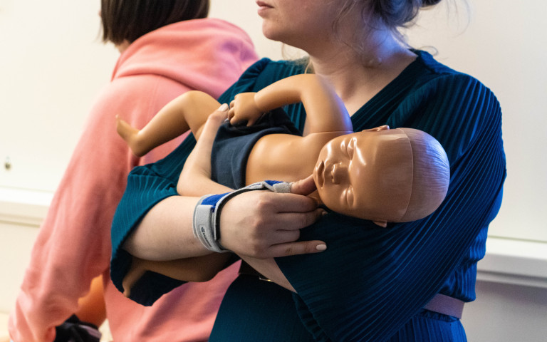 Levensreddend handelen bij baby EHBO-pop