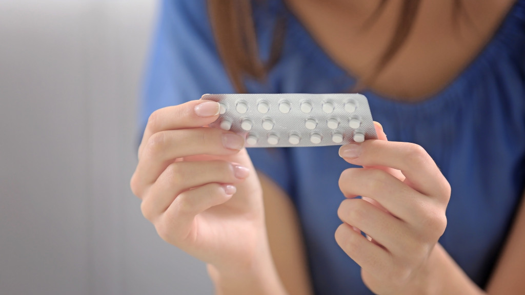 jeune fille avec sa contraception