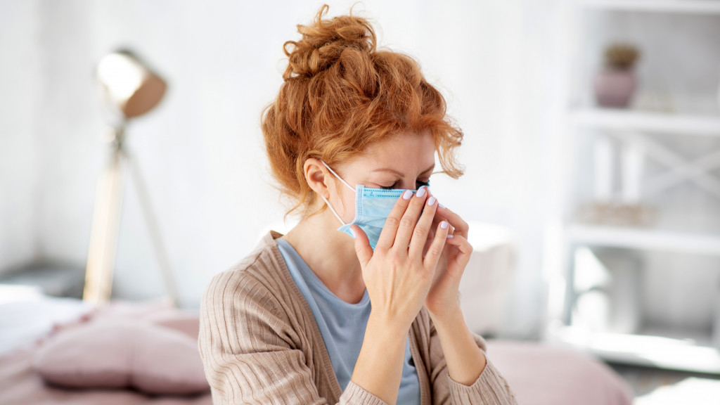 Zieke vrouw met corona mondmasker