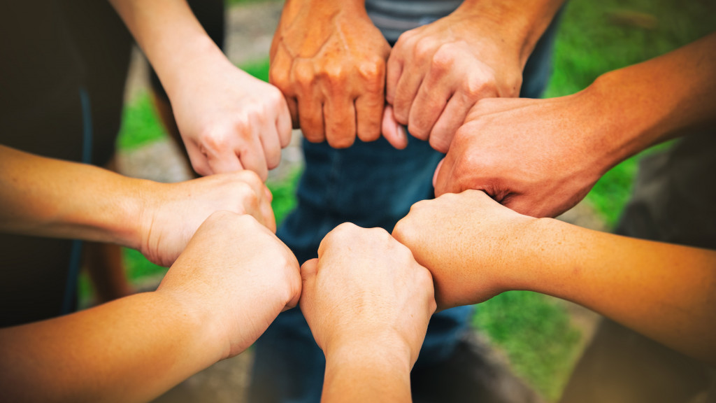 Gebalde vuisten maken een cirkel van verbondenheid