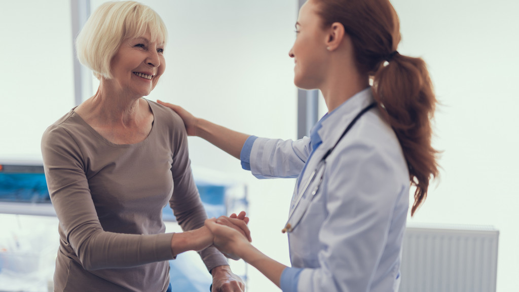 dame âgée chez le docteur