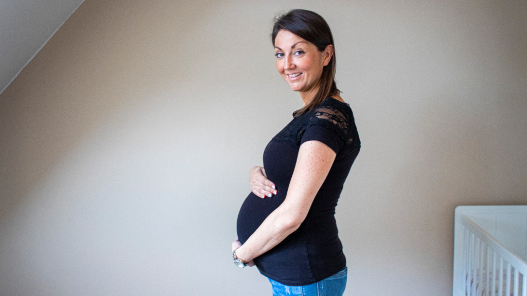 Femme enceinte avec ventre rond