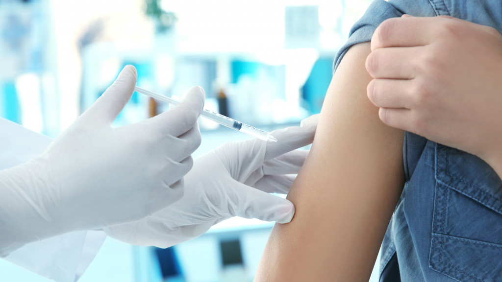 Jong meisje krijgt vaccin