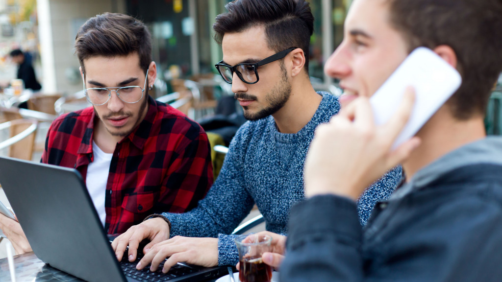 Jongeren afgestudeerd eerst job op laptop