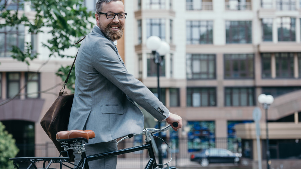 Homme va travailler en vélo
