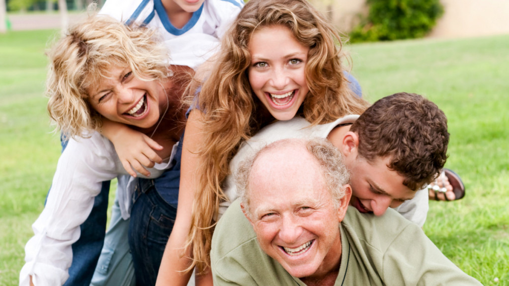 Gezin op elkaar, spelend in het gras