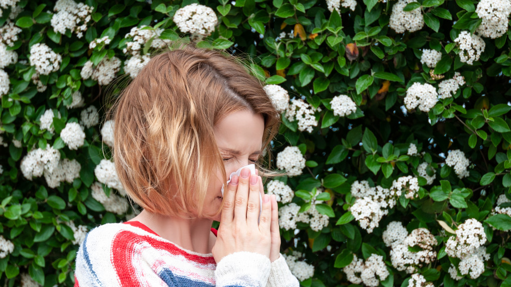 Banner meisje met zakdoek heeft hooikoorts