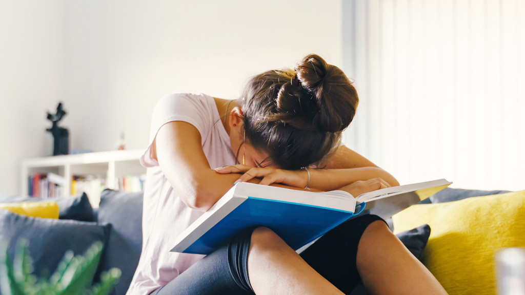 Banner studente met hoofd in de boeken