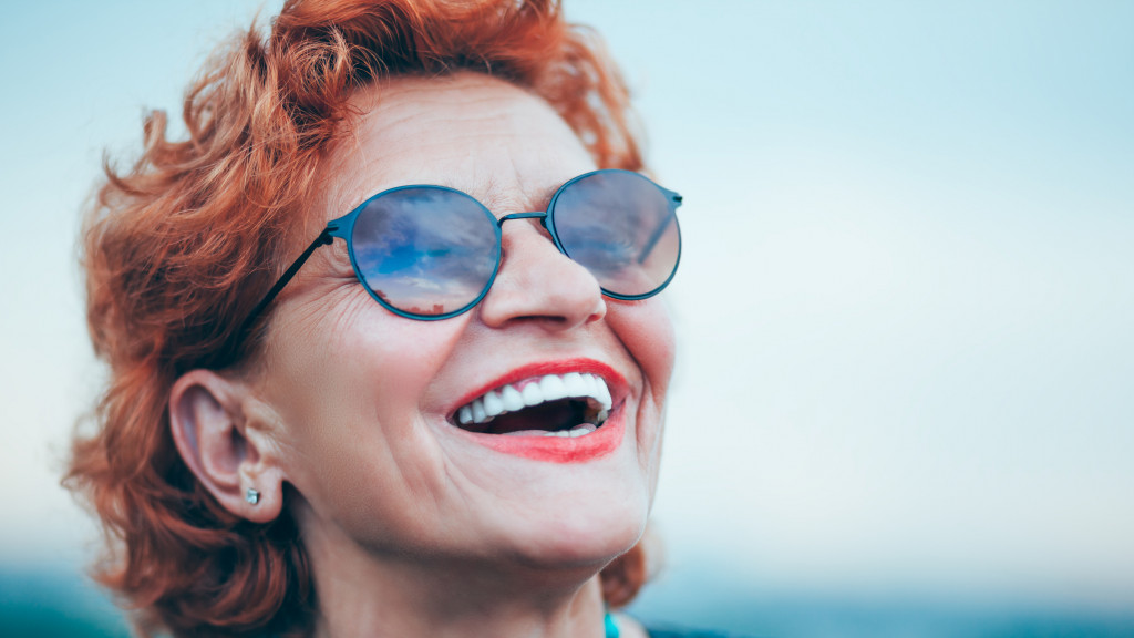 Lachende vrouw vijftiger banner