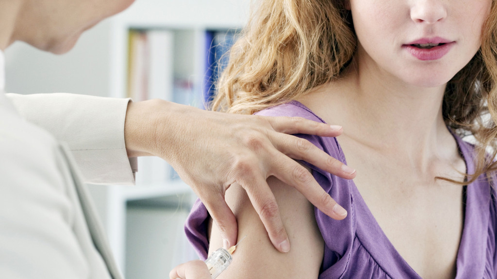 Meisje wordt gevaccineerd