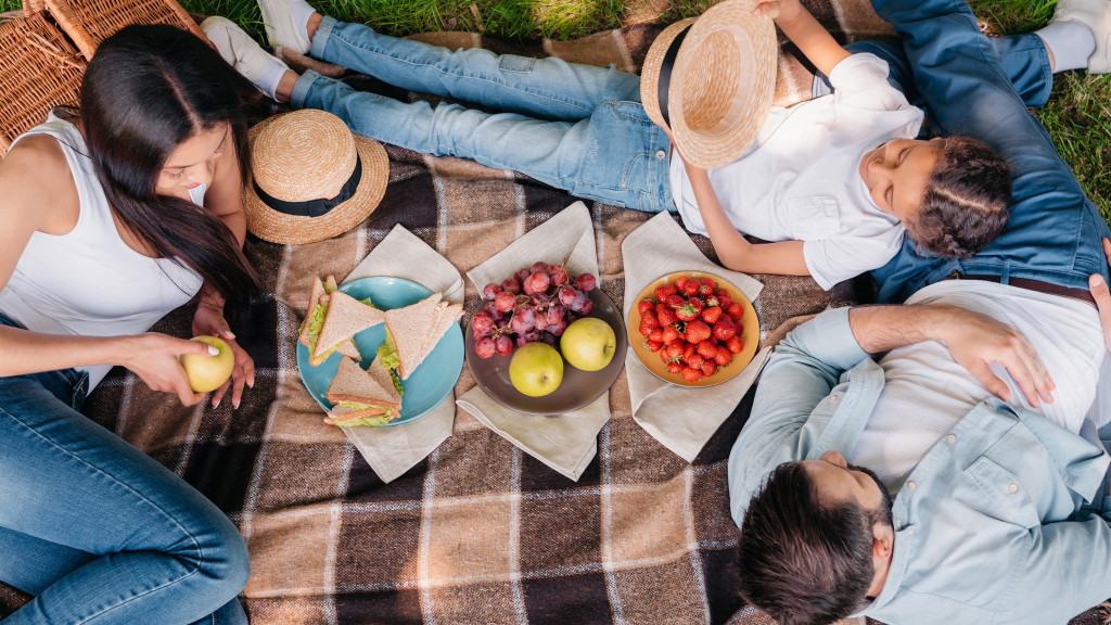 Familie met picnic in het park