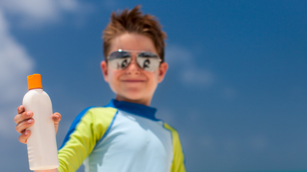 jongen met zonnecrème banner