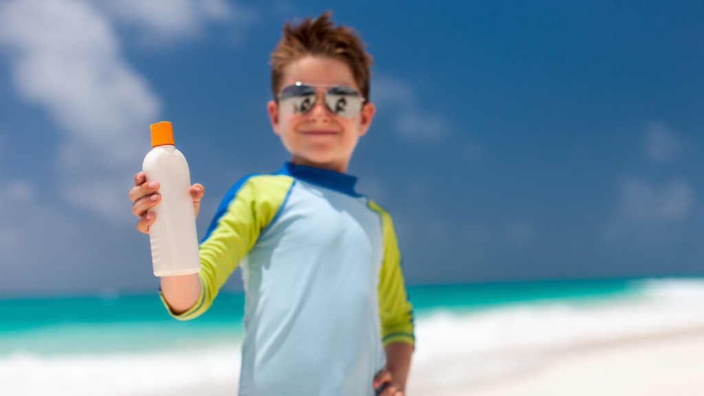 jongen met zonnecrème